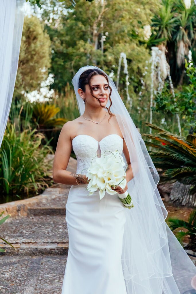 Home Roxana 8 Novia sosteniendo el ramo con velo en Mallorca